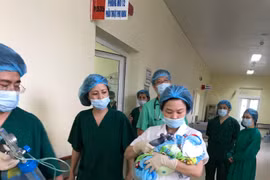 Bé trai Đỗ Bình An chào đời nặng 1,5 kg. (Ảnh: PV/Vietnam+)