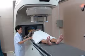 Máy xạ trị gia tốc thế hệ mới đang xạ trị cho bệnh nhân ung thư cổ tử cung. (Ảnh: Phương Vy/TTXVN)