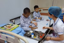 Những em bé mắc bệnh tan máu bẩm sinh điều trị tại Viện huyết học - Truyền máu Trung ương. (Ảnh: T.G/Vietnam+)