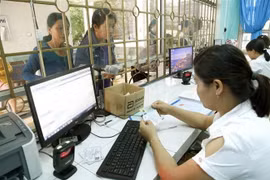 Làm thủ tục cho bệnh nhân khám bệnh bảo hiểm y tế. (Ảnh: Dương Ngọc/TTXVN)