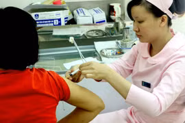 Tiêm phòng cúm mùa cho người dân tại Trung tâm dịch vụ tư vấn và y tế dự phòng - Viện Vệ sinh dịch tễ Trung ương. (Ảnh: Dương Ngọc/TTXVN)