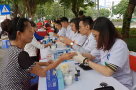 Người dân xét nghiệm máu tại Ngày hội vì cộng đồng – gia đình cùng hành động sớm phòng, chống bệnh Đái tháo đường. (Ảnh: PV/Vietnam+)