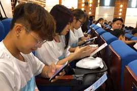 Các bạn trẻ hưởng ứng phong trào nói không với hút thuốc lá. (Ảnh: PV/Vietnam+)