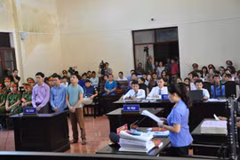 Ba bị cáo trong phiên tòa chiều 30/5. (Ảnh: PV/Vietnam+)