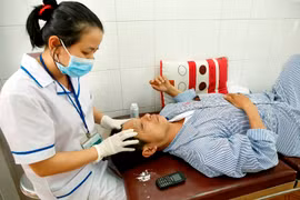 Nhân viên y tế chăm sóc điều trị cho bệnh nhân tại Bệnh viện Y học cổ truyền Thừa Thiên Huế. (Ảnh: Dương Ngọc/TTXVN)