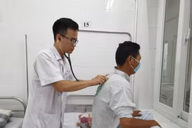 Khám cho bệnh nhân tại Trung tâm bệnh Nhiệt đới, Bệnh viện Bạch Mai. (Ảnh: PV/Vietnam+)