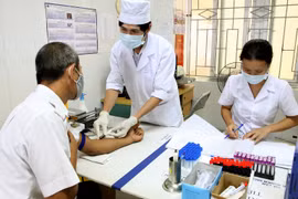 Nhân viên y tế xét nghiệm tự nguyện điều trị cho người nhiễm HIV. (Ảnh: TTXVN/Vietnam+)