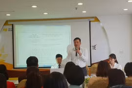 Đại diện bệnh viện trả lời báo chí trong cuộc họp. (Ảnh: PV/Vietnam+)