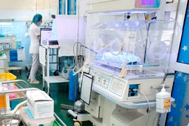 Chăm sóc cho trẻ sơ sinh. (Ảnh: Dương Ngọc/TTXVN)