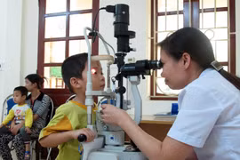 Khám, điều trị cho người bệnh bị đau mắt đỏ. 