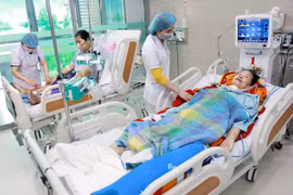 Bác sỹ điều trị cho các bệnh nhân. (Ảnh: Thế Duyệt/TTXVN)