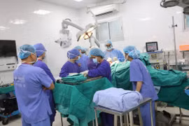 Các bác sỹ Bệnh viện Hữu nghị Việt Đức thực hiện một ca phẫu thuật cho bệnh nhân. (Ảnh: PV/Vietnam+)