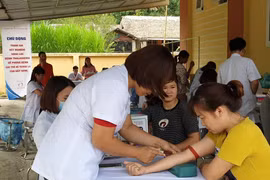 Người dân xét nghiệm sàng lọc bệnh tan máu bẩm sinh tại xã Minh Quang. (Ảnh: PV/Vietnam+)