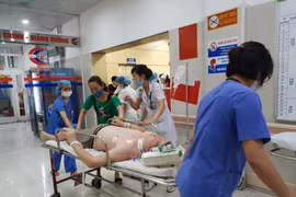 Một bệnh nhân được chuyển vào Khoa Cấp cứu lúc 11 giờ trưa. (Ảnh: T.G/Vietnam+)