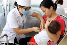 Nhân viên y tế tiêm chủng vắcxin Quinvaxem cho trẻ tại phường phố Huế, quận Hai Bà Trưng, Hà Nội. (Ảnh: Dương Ngọc/TTXVN)