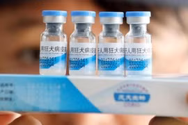 Cảnh sát kiểm tra vắcxin tại một cơ sở ở Rongan, Trung Quốc ngày 23/7. (Ảnh: EPA/ TTXVN)