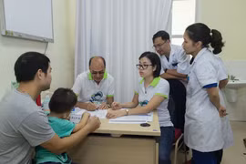 Chương trình khám và tư vấn cho hơn 100 trẻ em bởi các chuyên gia trong và ngoài nước đến từ Italy, Mỹ, Nga. (Ảnh: PV/Vietnam+)