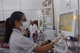 Điều dưỡng viên vận hành máy chạy thận cho bệnh nhân tại Bệnh viện đa khoa thành phố Hoà Bình. (Ảnh: Vũ Hà/TTXVN)