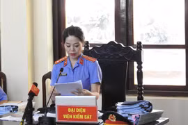 Đại diện Viện Kiểm sát đọc bản luận tội. (Ảnh: PV/Vietnam+)