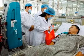 Bộ trưởng Bộ Y tê Nguyễn Thị Kim Tiến đến thăm, tặng quà động viên 10 bệnh nhân chạy thận nhân tạo sau sự cố được chuyển về điều trị miễn phí tại Bệnh viện Bạch Mai. (Ảnh: Dương Ngọc/TTXVN)