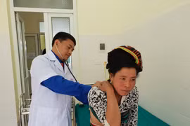 Bác sỹ của Dự án bác sỹ trẻ khám chữa bệnh cho người dân tại huyện Mường Tè, Lai Châu. (Ảnh: T.G/Vietnam+)