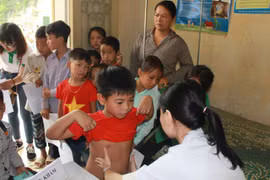 Bác sỹ khám bệnh cho trẻ em ở huyện Na Hang. (Ảnh: PV/Vietnam+)
