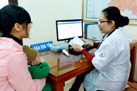 Nhán viên y tế triển khai quản lý phần mềm tiêm chủng tại Trung tâm Y tế Dự phòng. 