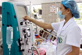 Nhân viên y tế thực hiện kỹ thuật thay huyết tương qua máy ly tâm cho người bệnh tại Bệnh viện Bạch Mai. (Ảnh: Dương Ngọc/TTXVN)