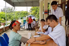 Các bác sỹ Bệnh viện Sản-Nhi Quảng Ninh khám chữa bệnh cho người dân trên đảo. (Ảnh: PV/Vietnam+)