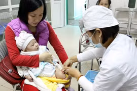 Tiêm chủng vắcxin cho trẻ. (Ảnh: Dương Ngọc/TTXVN)