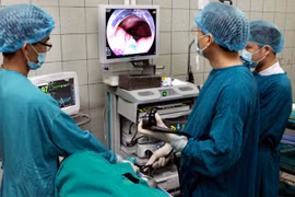Kỹ thuật cắt tách dưới niêm mạc qua nội soi điều trị ung thư dạ dày sớm và tiền ung thư. (Ảnh: Dương Ngọc/TTXVN)
