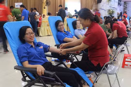 Người dân tham gia hiến máu nhân đạo. (Ảnh: TTXVN)