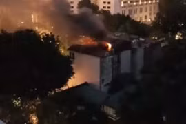 Đám cháy và cột khói từ ngôi nhà xảy ra hỏa hoạn. (Ảnh cắt từ clip)