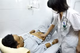 Điều trị cho bệnh nhân tại Bệnh viện Bạch Mai. (Ảnh: Dương Ngọc/TTXVN)