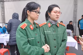 Hoàng Nhã Phương (bên phải) - cô sinh viên năm thứ 4 của Học viện Quân Y, rất vui vẻ và hồ hởi đến viết vào bản đăng ký hiến tạng. (Ảnh: PV/Vietnam+)