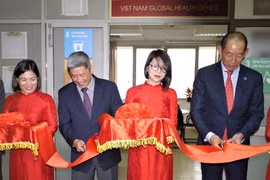 Đại diện Bộ Y tế và Văn phòng đại diện WHO tại Việt Nam cắt băng khánh thành Văn phòng y tế toàn cầu Việt Nam. (Ảnh: PV/Vietnam+)
