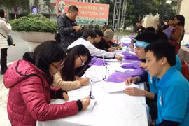 Đăng ký hiến tạng tại ngày hội. (Ảnh: Thùy Giang/Vietnam+)