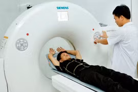 Người dân được thụ hưởng dịch vụ y tế chất lượng cao từ y tế cơ sở tại Trung tâm Y tế Yên Lạc. (Ảnh: Dương Ngọc/TTXVN)