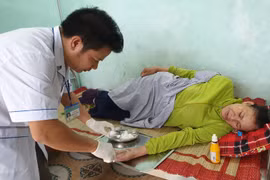 Khám bệnh cho người dân tại Trạm Y tế xã Quảng Phương, huyện Quảng Trạch. (Ảnh: PV/Vietnam+)