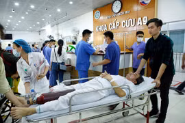 Khám, cấp cứu cho người dân. (Ảnh: TTXVN)