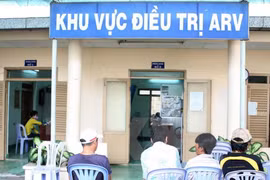 Bệnh nhân HIV đến tư vấn và khám để điều trị. (Ảnh: Phương Vy/TTXVN)