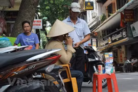 Kinh doanh thuốc lá trên phố Bảo Khánh, quận Hoàn Kiếm. (Ảnh: Minh Sơn/Vietnam+)