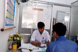 Nhân viên Trung tâm phòng chống HIV/AIDS tỉnh Khánh Hòa tư vấn về cách phòng bệnh cho người dân. (Ảnh: T.G/Vietnam+)