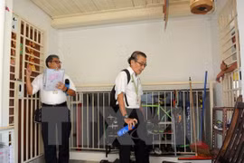 Cơ quan chức năng tại Singapore kiểm tra khu vực bùng phát mạnh các trường hợp nhiễm virus Zika. (Nguồn: THX/TTXVN)