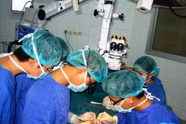 Các bác sỹ trong ca phẫu thuật cho nam bệnh nhân 26 tuổi. (Ảnh: Bác sỹ cung cấp)