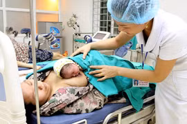 Chăm sóc sơ sinh sau ca đẻ tại bệnh viện. (Ảnh: Dương Ngọc/TTXVN)