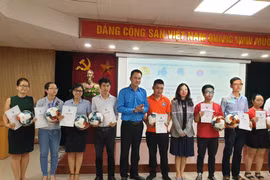 Ban Tổ chức trao giải tháng thứ nhất Cuộc thi Đi bộ vì sức khỏe. (Ảnh: PV/Vietnam+)