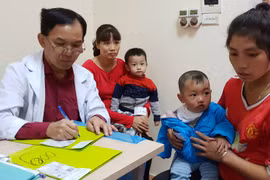 Bác sỹ Bệnh viện Hữu nghị Việt Nam Cu Ba khám cho trẻ em dị tật hàm mặt. (Ảnh: PV/Vietnam+)