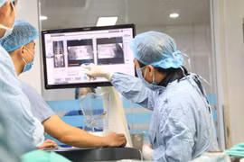 Ca phẫu thuật cột sống đầu tiên bằng robot được triển khai tại Bệnh viện Đa khoa tỉnh Phú Thọ. (Ảnh: PV/Vietnam+)
