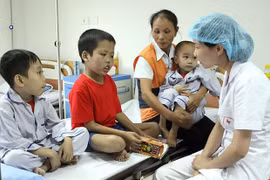 Những em bé mắc bệnh tan máu bẩm sinh. (Ảnh: CTV/Vietnam+)